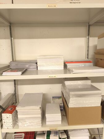 Diverse kontorartikler fra 2 reoler