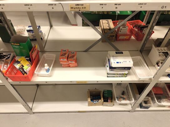 Diverse kontorartikler fra 2 reoler