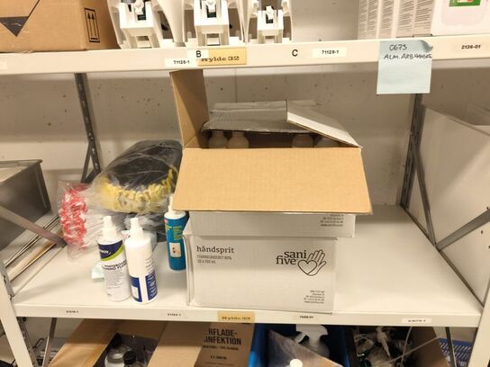 Diverse kontorartikler fra 2 reoler