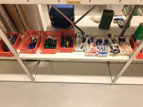 Diverse kontorartikler fra 2 reoler