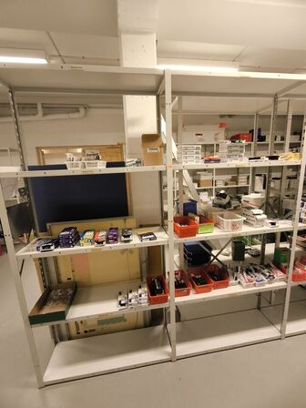 Diverse kontorartikler fra 2 reoler