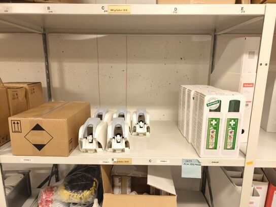 Diverse kontorartikler fra 2 reoler