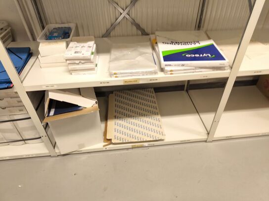 Diverse kontorartikler fra 2 reoler