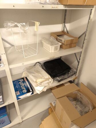 Diverse kontorartikler fra 3 reoler