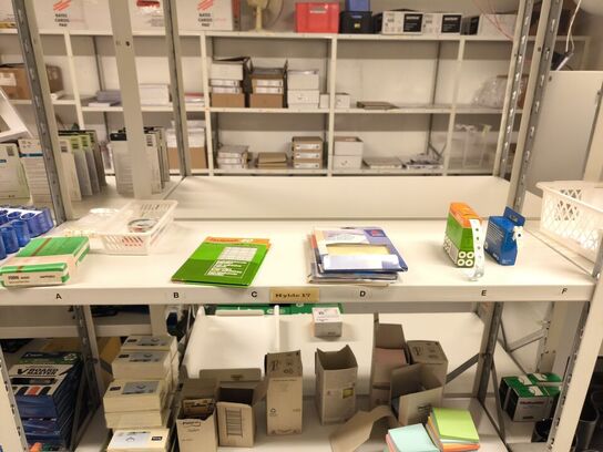 Diverse kontorartikler fra 2 reoler