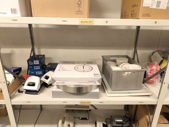 Diverse kontorartikler fra 2 reoler