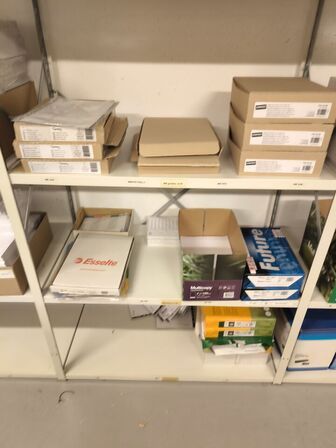 Diverse kontorartikler fra 3 reoler