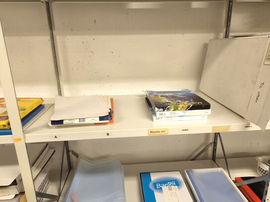 Diverse kontorartikler fra 2 reoler