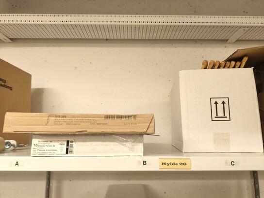 Diverse kontorartikler fra 2 reoler