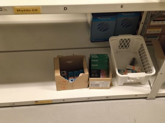 Diverse kontorartikler fra 2 reoler