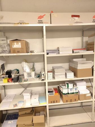 Diverse kontorartikler fra 2 reoler