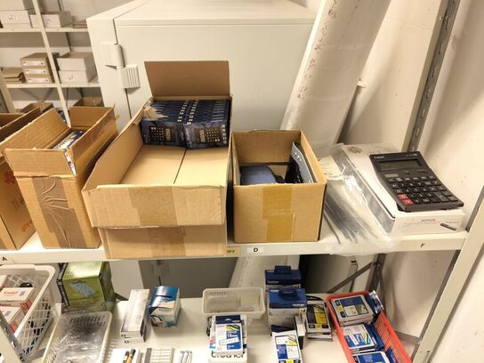 Diverse kontorartikler fra 2 reoler