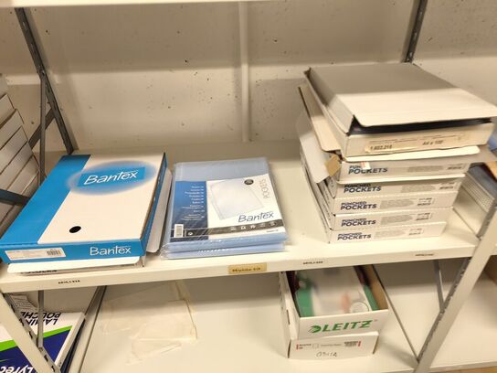 Diverse kontorartikler fra 2 reoler