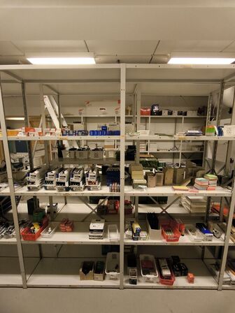 Diverse kontorartikler fra 2 reoler