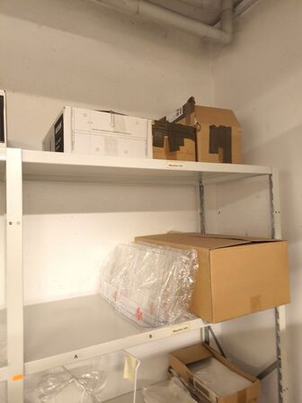 Diverse kontorartikler fra 3 reoler