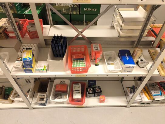 Diverse kontorartikler fra 2 reoler