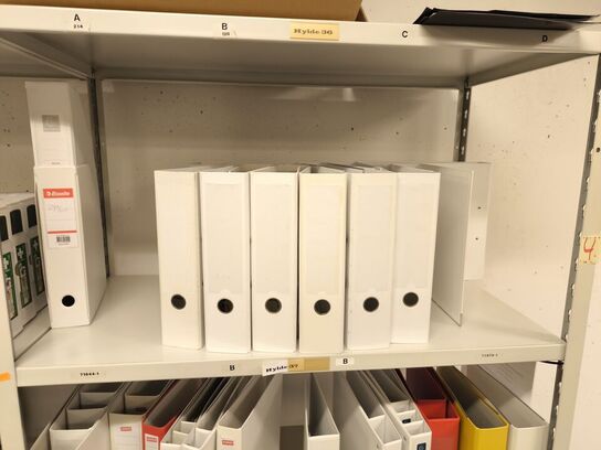 Diverse kontorartikler fra 2 reoler