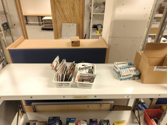 Diverse kontorartikler fra 2 reoler