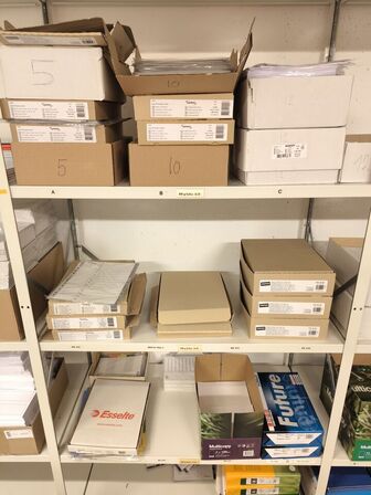 Diverse kontorartikler fra 3 reoler