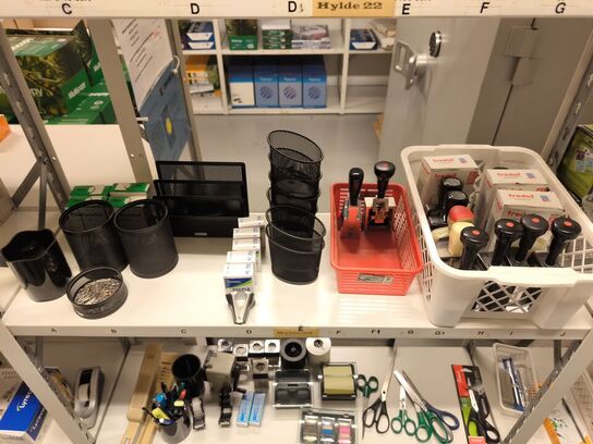 Diverse kontorartikler fra 2 reoler