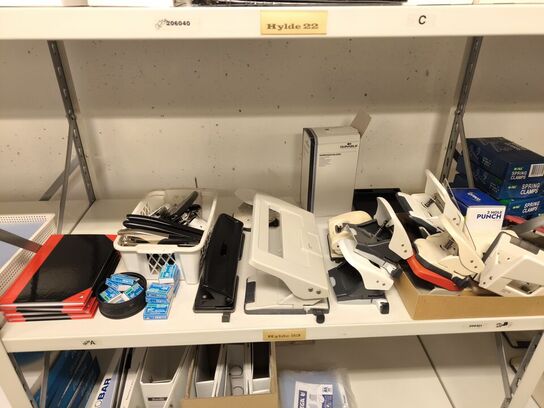 Diverse kontorartikler fra 2 reoler