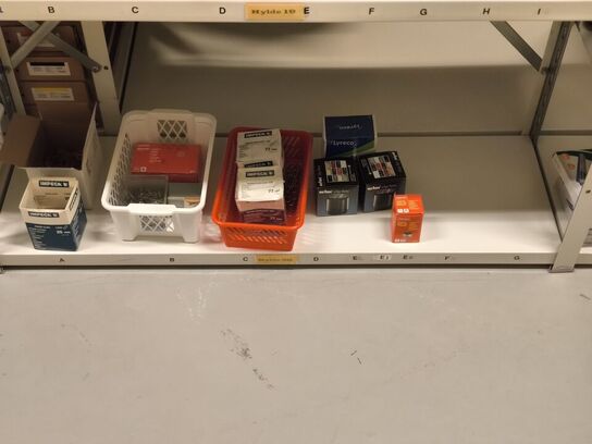 Diverse kontorartikler fra 2 reoler