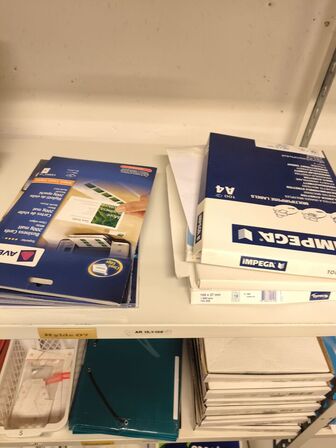 Diverse kontorartikler fra 2 reoler