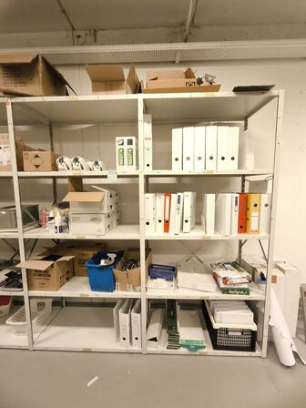 Diverse kontorartikler fra 2 reoler