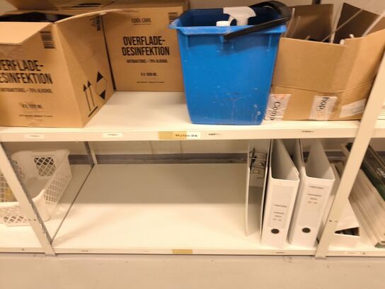 Diverse kontorartikler fra 2 reoler