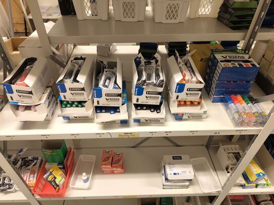 Diverse kontorartikler fra 2 reoler