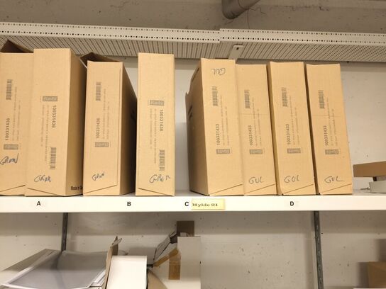 Diverse kontorartikler fra 2 reoler