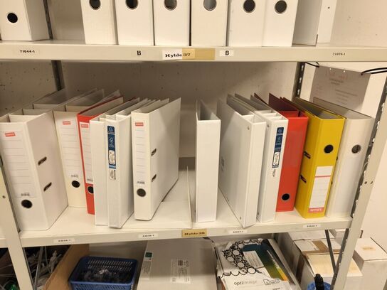 Diverse kontorartikler fra 2 reoler