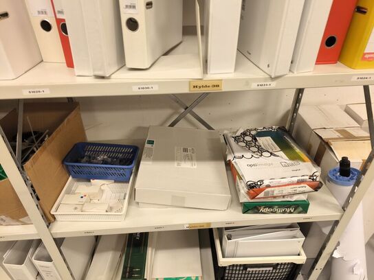 Diverse kontorartikler fra 2 reoler