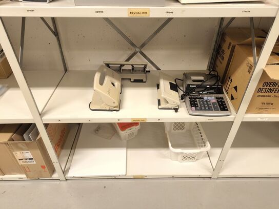 Diverse kontorartikler fra 2 reoler