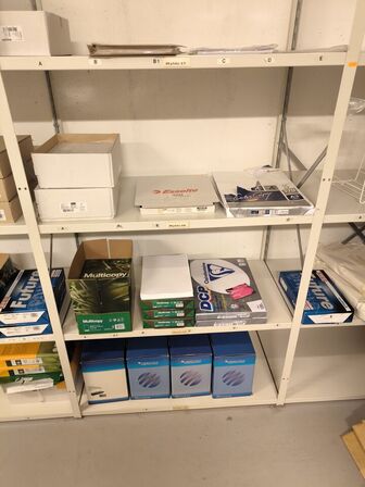 Diverse kontorartikler fra 3 reoler