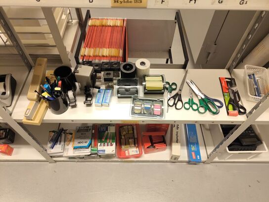 Diverse kontorartikler fra 2 reoler