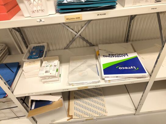 Diverse kontorartikler fra 2 reoler