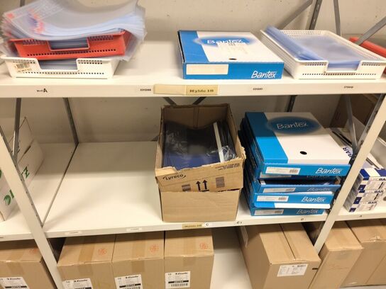 Diverse kontorartikler fra 2 reoler