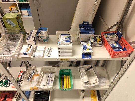 Diverse kontorartikler fra 2 reoler