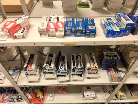 Diverse kontorartikler fra 2 reoler