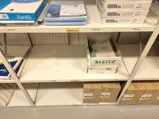 Diverse kontorartikler fra 2 reoler