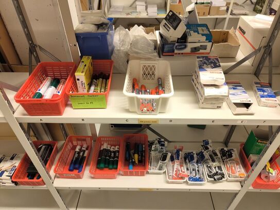 Diverse kontorartikler fra 2 reoler