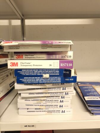 Diverse kontorartikler fra 2 reoler