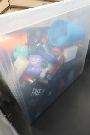 3 ks. med assorteret lightere, grindere, askebægre m.v.