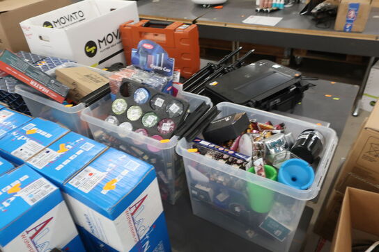 3 ks. med assorteret lightere, grindere, askebægre m.v.