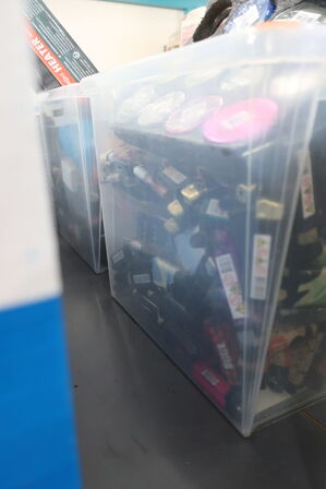 3 ks. med assorteret lightere, grindere, askebægre m.v.