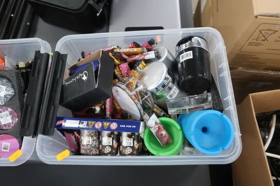 3 ks. med assorteret lightere, grindere, askebægre m.v.