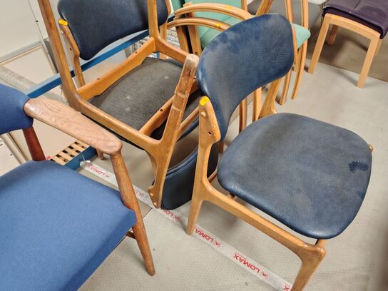 13 stole og en fodskammel, assorterede