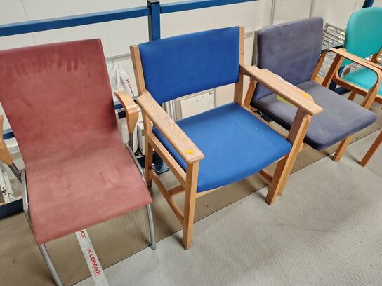 13 stole og en fodskammel, assorterede