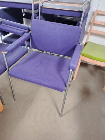 6 stole med lilla stof